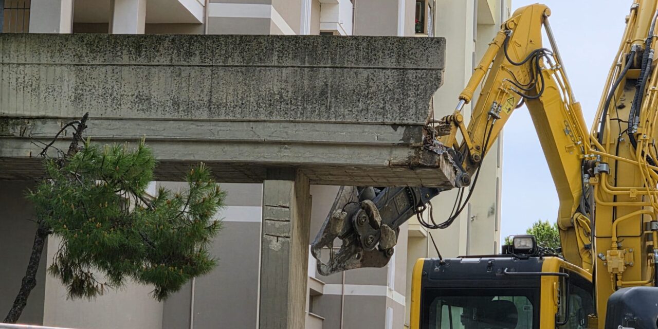 Giulianova, partito il cantiere per rimuovere le vecchie passerelle in via Di Vittorio