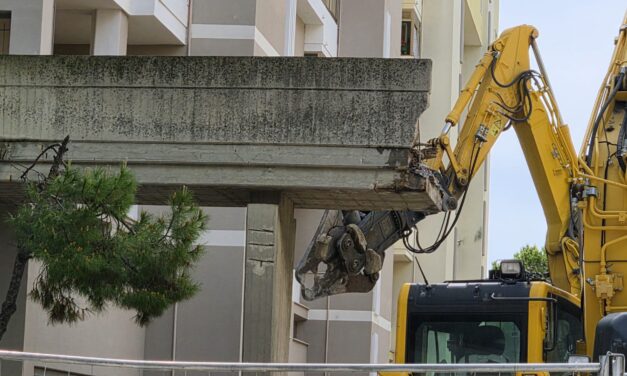 Giulianova, partito il cantiere per rimuovere le vecchie passerelle in via Di Vittorio