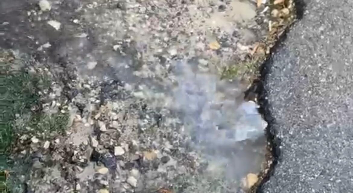 Tortoreto, acqua in strada da giorni in via Leonardo da Vinci