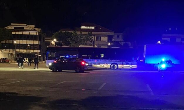 Alba Adriatica, scontro in piazza nella notte: un giovane ferito