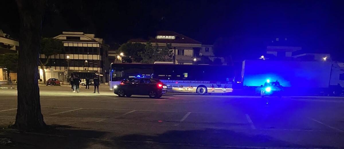 Alba Adriatica, scontro in piazza nella notte: un giovane ferito