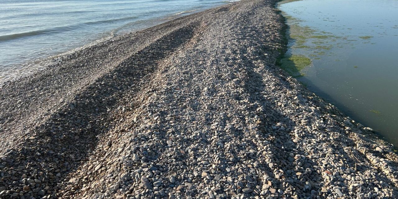 Salinello, con il ponte chiuso si torna a passare tra i sassi