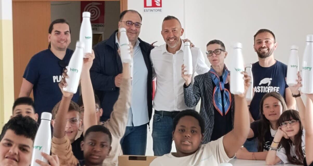 Villa Rosa, nuova fontana a scuola e borracce per gli studenti