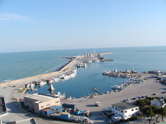 Sbarco a Ortona, in porto 28 migranti soccorsi nel Mediterraneo