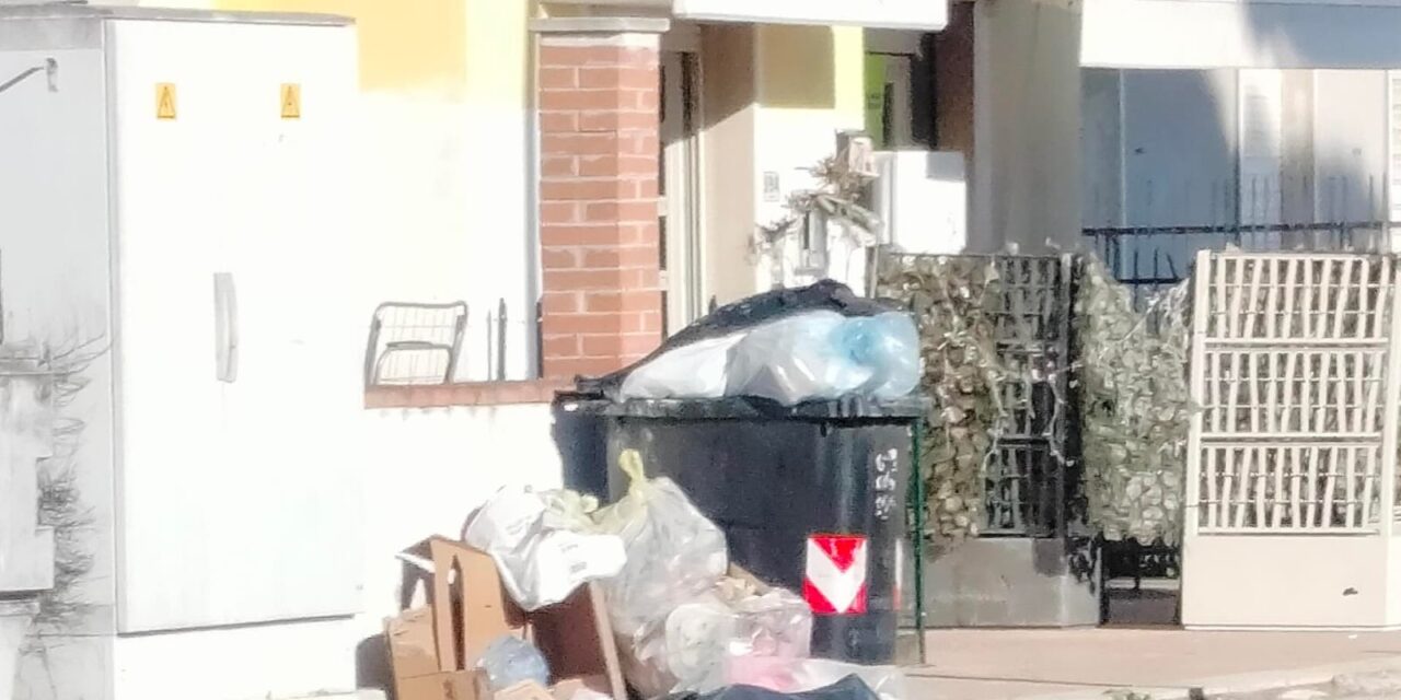 Villa Rosa, sacchi lasciati in strada nella zona di Campo Casone