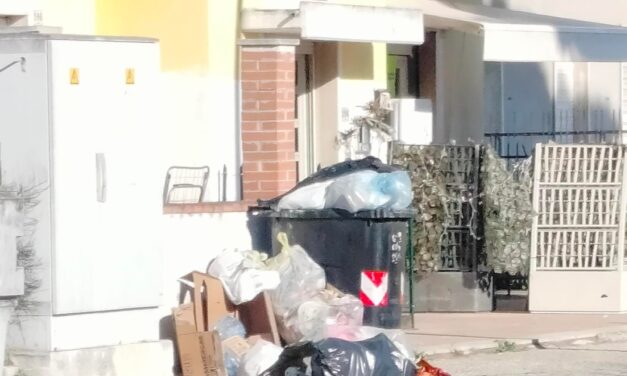 Villa Rosa, sacchi lasciati in strada nella zona di Campo Casone