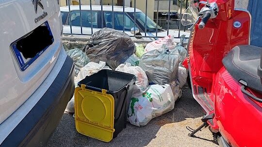 Rifiuti a Pescara, scontro su disservizi e condizioni di lavoro