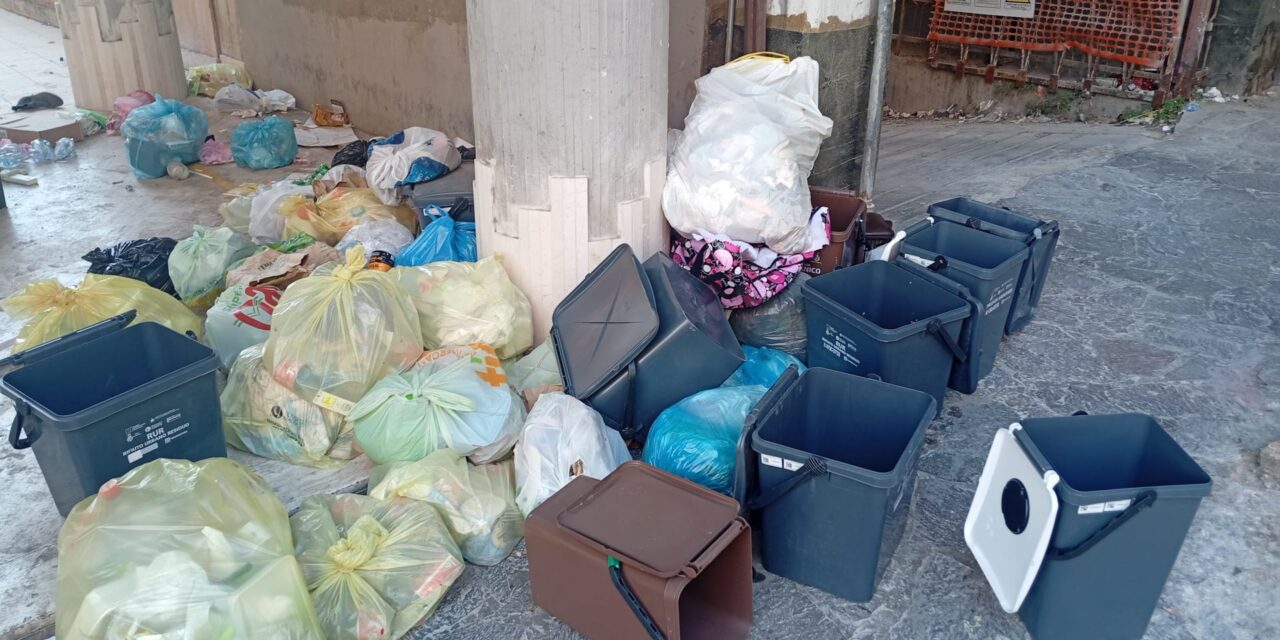 Teramo, segnalati cumuli di rifiuti agli ingressi della città