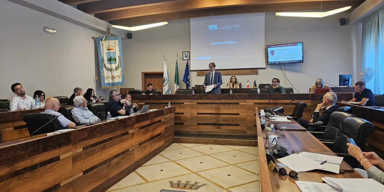 Tensione in consiglio a Roseto, FdI attacca dopo lo scontro