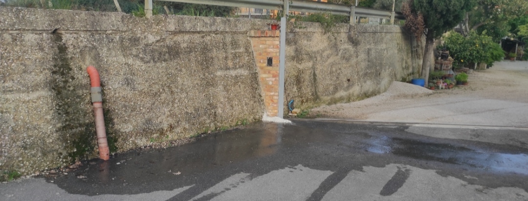 Poggio Morello, perdita d’acqua vicino a un’abitazione
