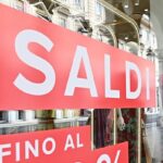 Saldi estivi verso la chiusura, negozi e clienti divisi