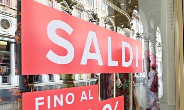 Saldi estivi verso la chiusura, negozi e clienti divisi