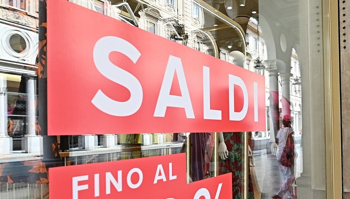 Saldi estivi verso la chiusura, negozi e clienti divisi