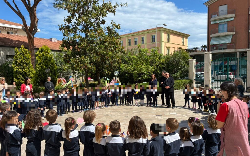 Il vescovo Leuzzi torna a Giulianova e incontra gli studenti