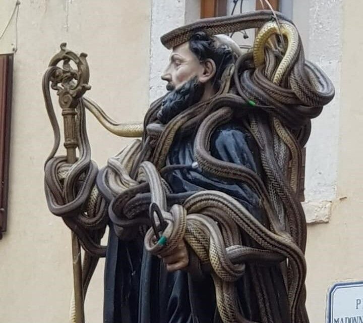 Cocullo si prepara al rito dei serpari, treni potenziati per il 1 maggio