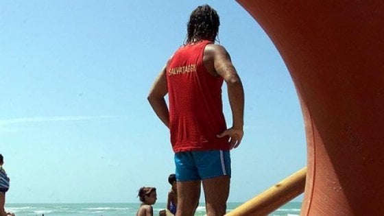 Paura in mare a Silvi, 14enne soccorso dai bagnini