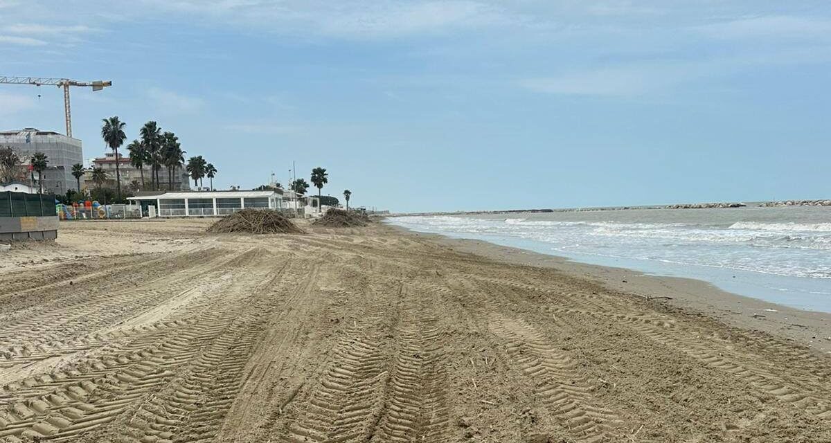 Alba Adriatica, arenile ripulito dopo il maltempo