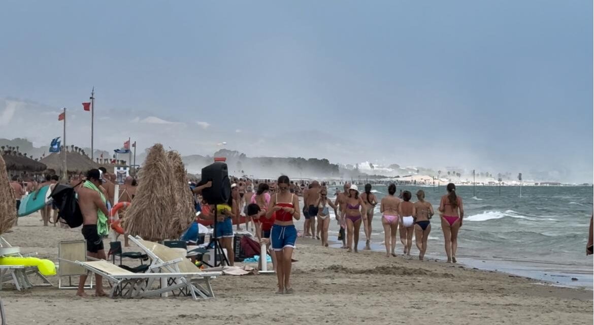 Vento improvviso sulla costa, bagnanti via dalla spiaggia