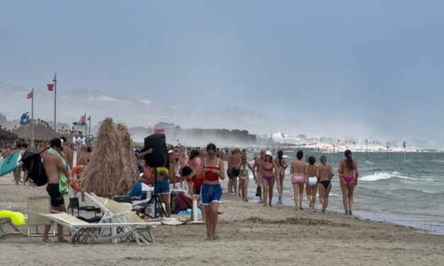 Vento improvviso sulla costa, bagnanti via dalla spiaggia