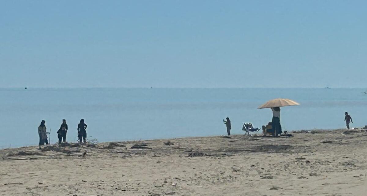 Pasquetta di sole sulla costa teramana, spiagge animate