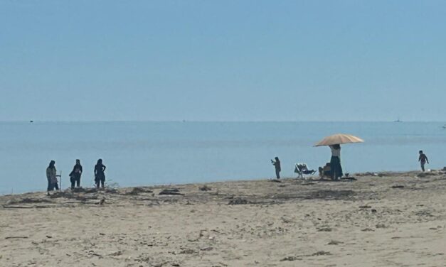 Pasquetta di sole sulla costa teramana, spiagge animate