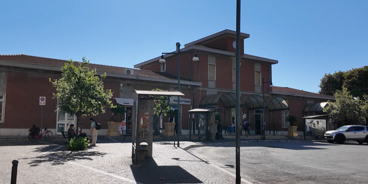 Stazione di Giulianova, tensione nel piazzale e attività chiuse