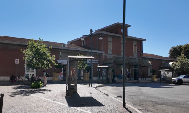 Stazione di Giulianova, tensione nel piazzale e attività chiuse