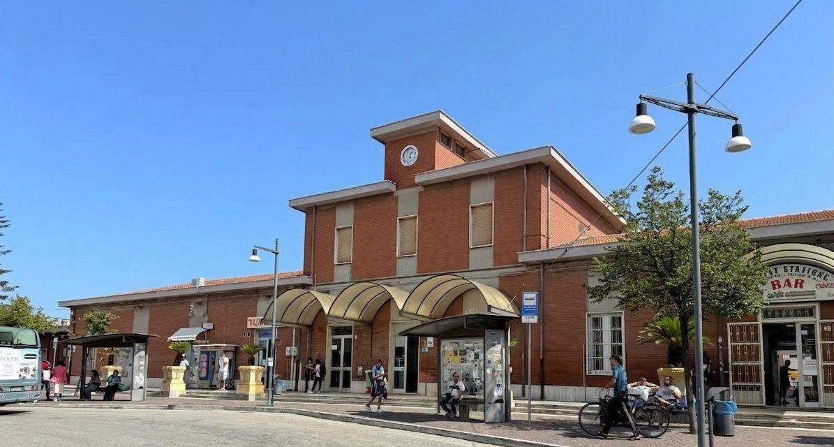 Giulianova, fermato in stazione: poi l’aggressione al Mazzini