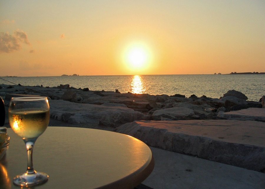 “Terre & Mare”: al porto di Giulianova serate di “Wine Tasting” e di cinema di qualità