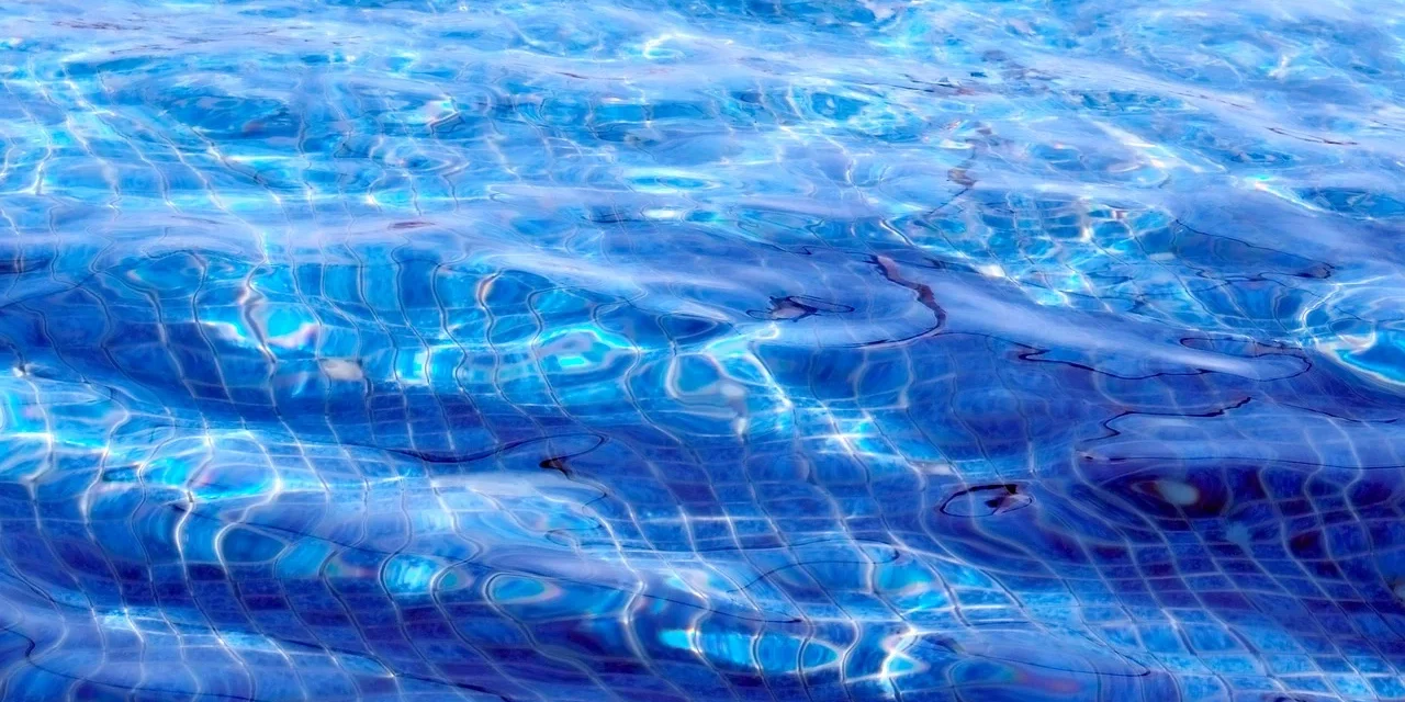 Paura a Pineto, bambino in difficoltà in piscina: salvato dal bagnino