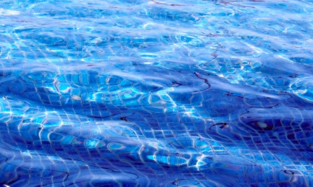 Paura a Pineto, bambino in difficoltà in piscina: salvato dal bagnino