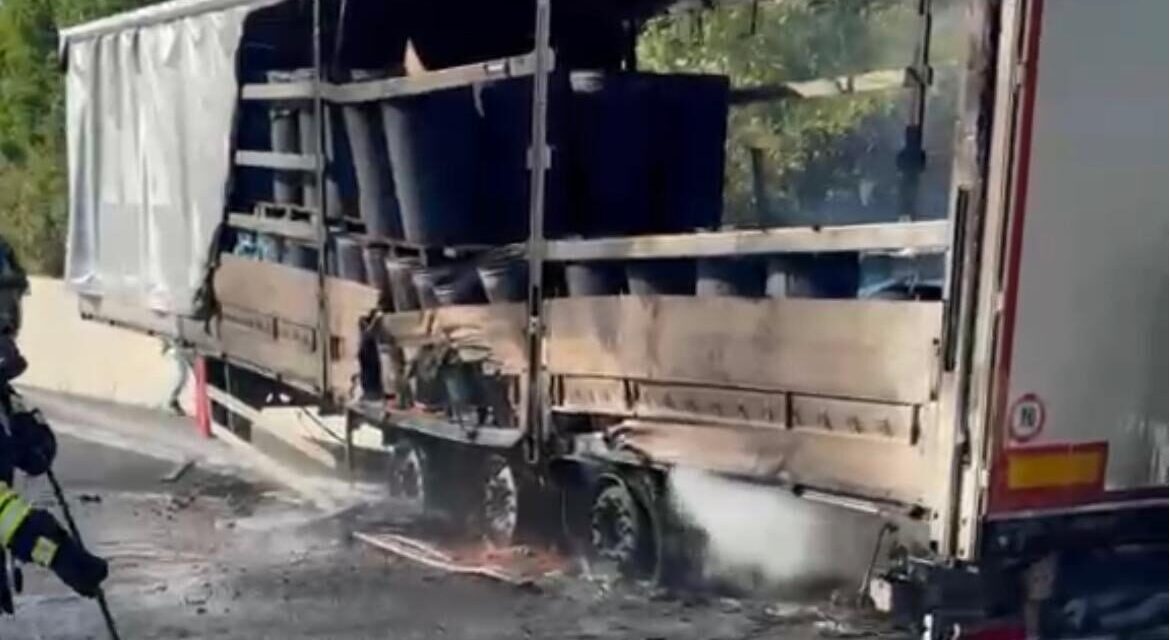 Tir in fiamme sulla A14 a Roseto, intervengono i vigili del fuoco