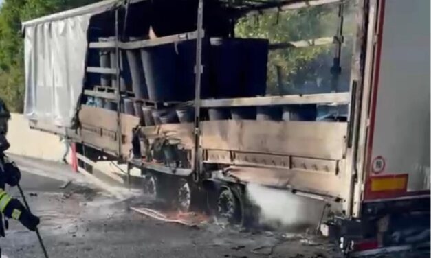 Tir in fiamme sulla A14 a Roseto, intervengono i vigili del fuoco