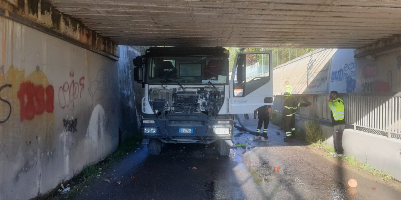 Martinsicuro, camion contro il ponte ferroviario: stop ai treni