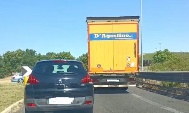 Tir fermo sulla Teramo-Mare, traffico in coda verso la costa