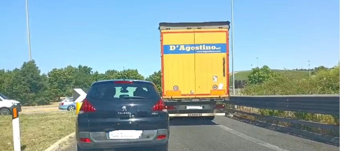 Tir fermo sulla Teramo-Mare, traffico in coda verso la costa