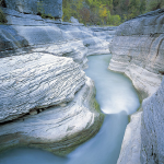 La suggestiva immagine di un torrente che scorre nella roccia