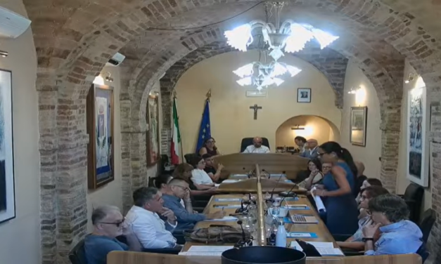 Tortoreto, tensione in aula ma salta la sfiducia al presidente