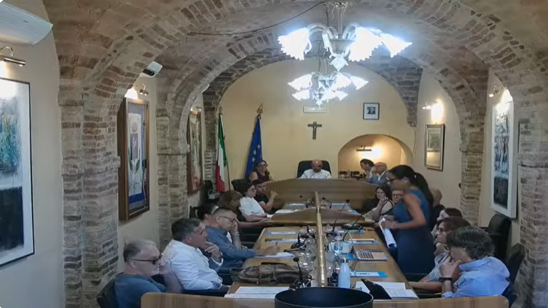 Tortoreto, tensione in aula ma salta la sfiducia al presidente