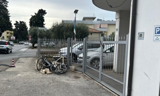 Auto fuori controllo sulla Statale 16 a Tortoreto
