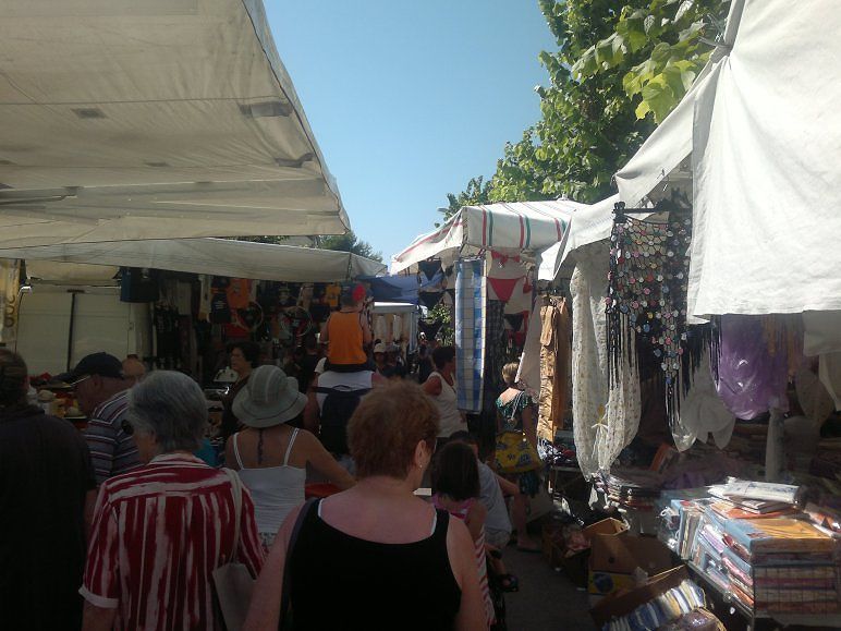 Furto tra i banchi del mercato a Tortoreto, donna derubata