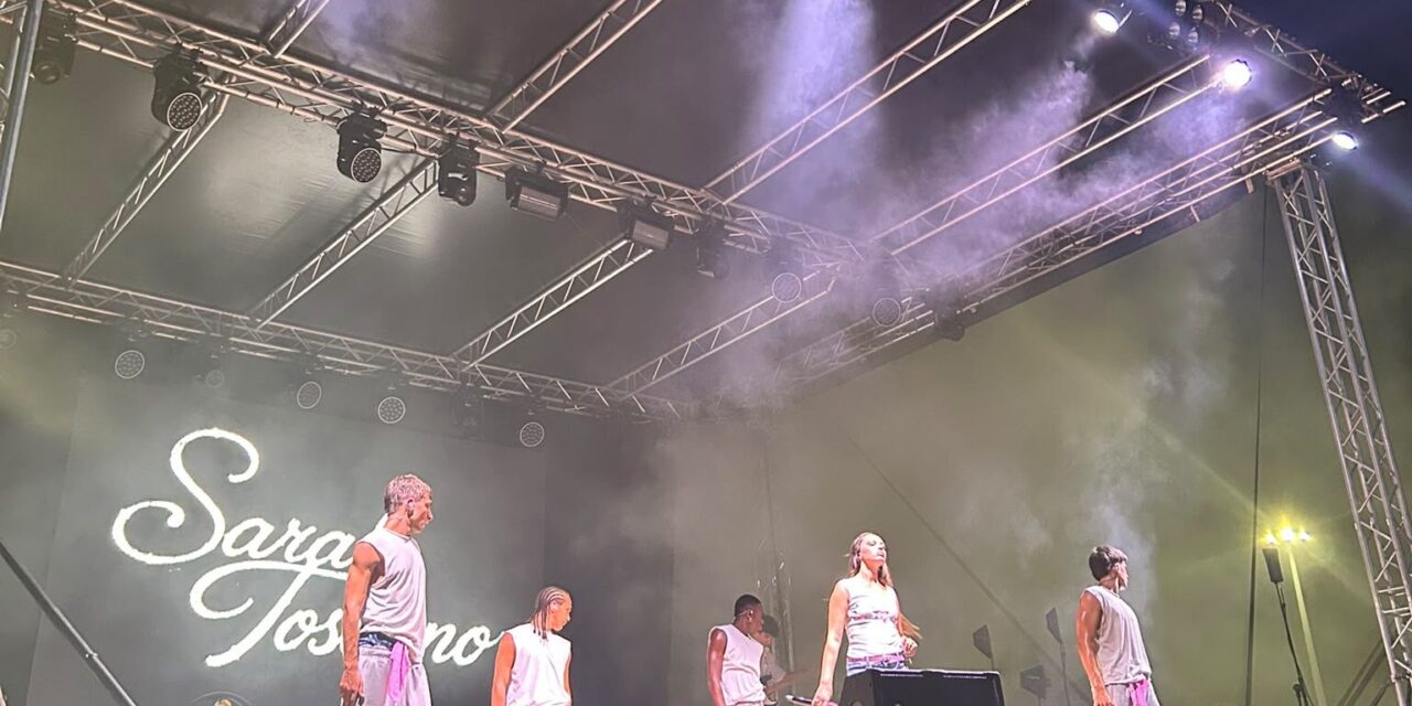Piazza del Mare gremita a Giulianova per live di Sarah Toscano