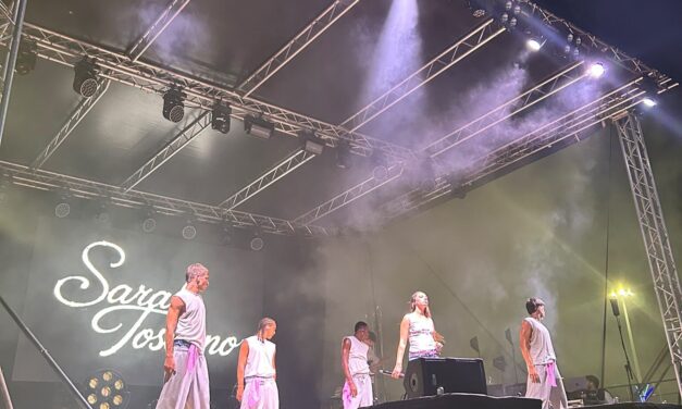 Piazza del Mare gremita a Giulianova per live di Sarah Toscano