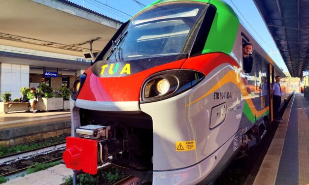 Segnalato sul regionale per gesti osceni: intervento a bordo