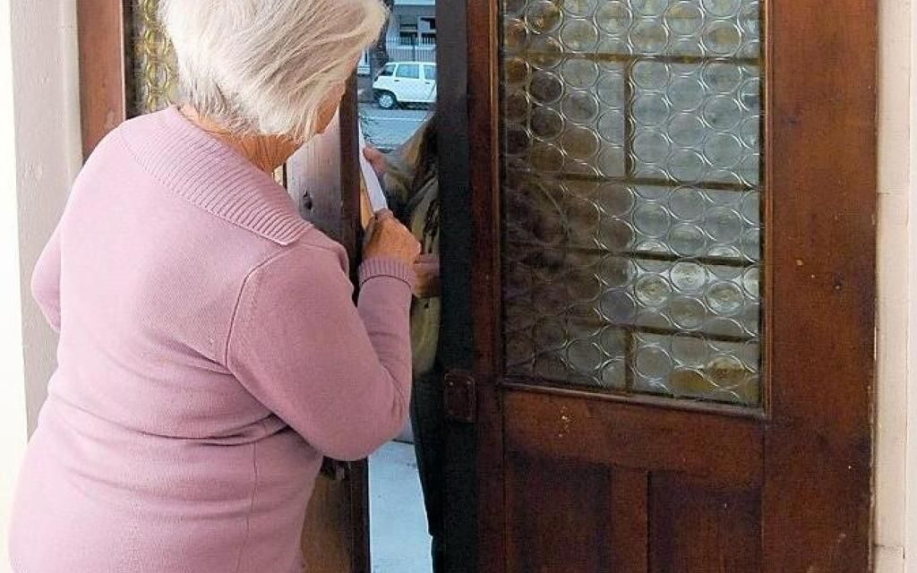 Truffa a un’anziana in Val Vibrata, due donne allontanate