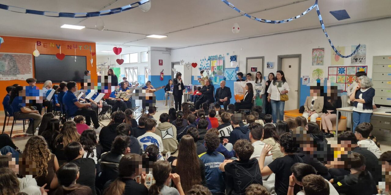 Giulianova, il vescovo fa tappa nelle scuole dell’Annunziata