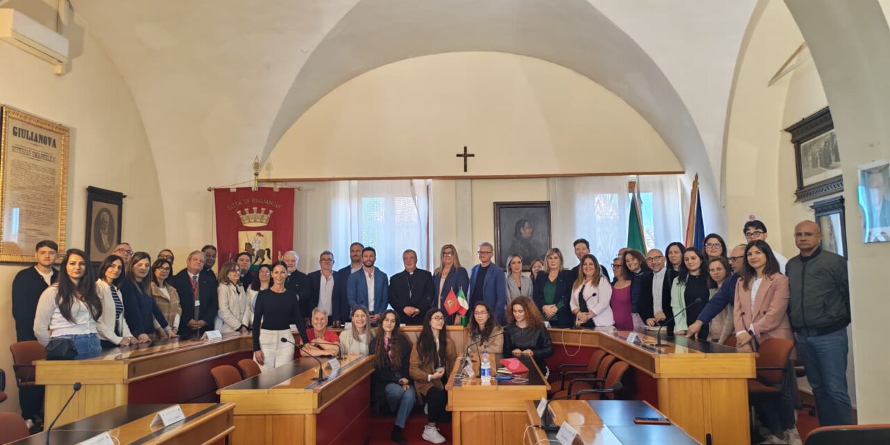 Giulianova, il vescovo Leuzzi ricevuto in Comune durante la visita pastorale