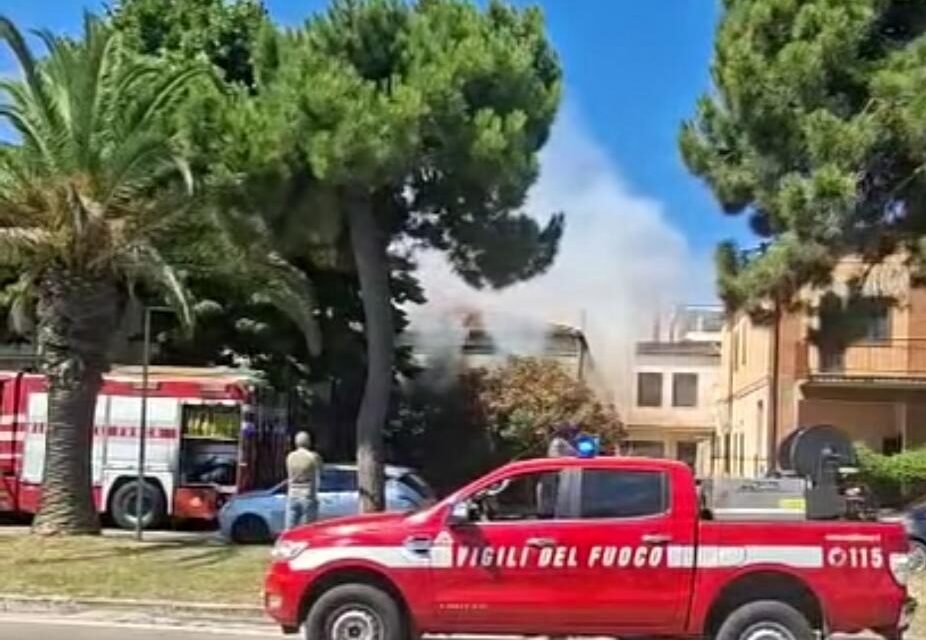 Fiamme in casa a Roseto, anziana salvata sul lungomare