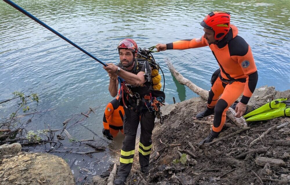 Valle Castellana, pick-up nel lago di Talvacchia: due ragazzi si salvano
