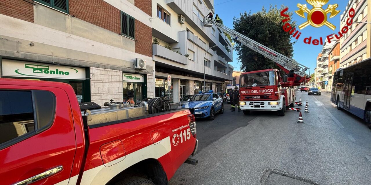 Teramo, anziana assistita in casa con l’autoscala dei pompieri